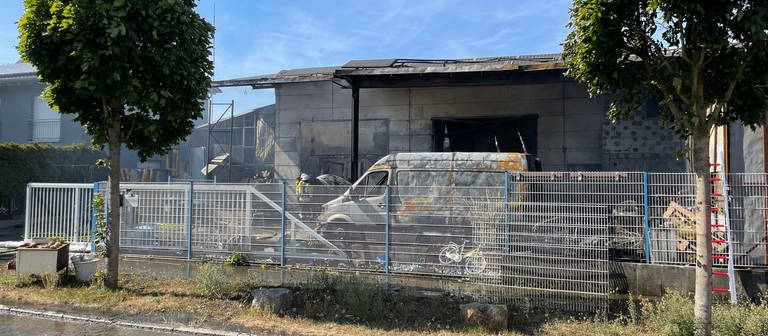Brand einer Lagerhalle in Öhringen: Die Feuerwehr war im Großeinsatz (Foto: SWR)
