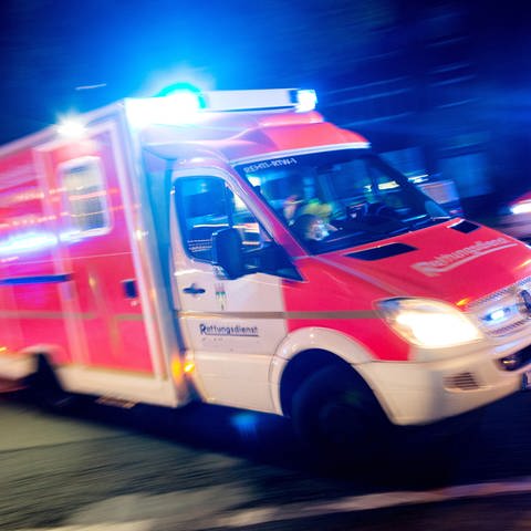 in Rettungswagen der Feuerwehr fährt mit Blaulicht durch eine Straße  (Symbolbild) - Zwei Rettungssanitäter verfolgten einen BMW (Foto: dpa Bildfunk, picture alliance / dpa | Marcel Kusch)