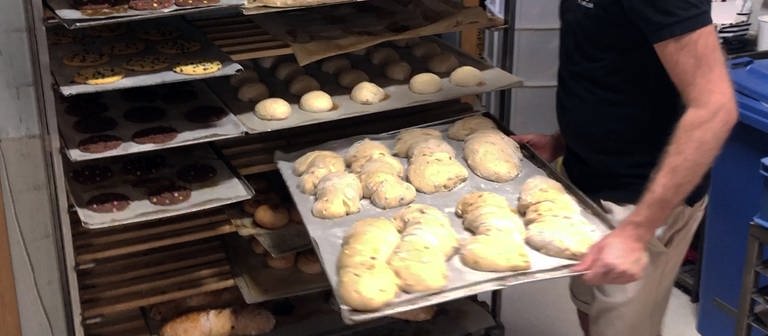 Bäcker schiebt Backwaren in Abkühllager (Foto: SWR, SWR)