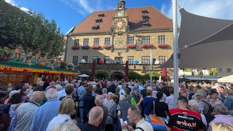 Das 50. Heilbronner Weindorf wurde am Donnerstag eröffnet: Menschen auf dem Marktplatz (Foto: SWR)