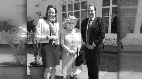 Fürstenpaar Hohenlohe-Langenburg mit Queen Elizabeth II (Foto: Pressestelle, Schloss Langenburg)