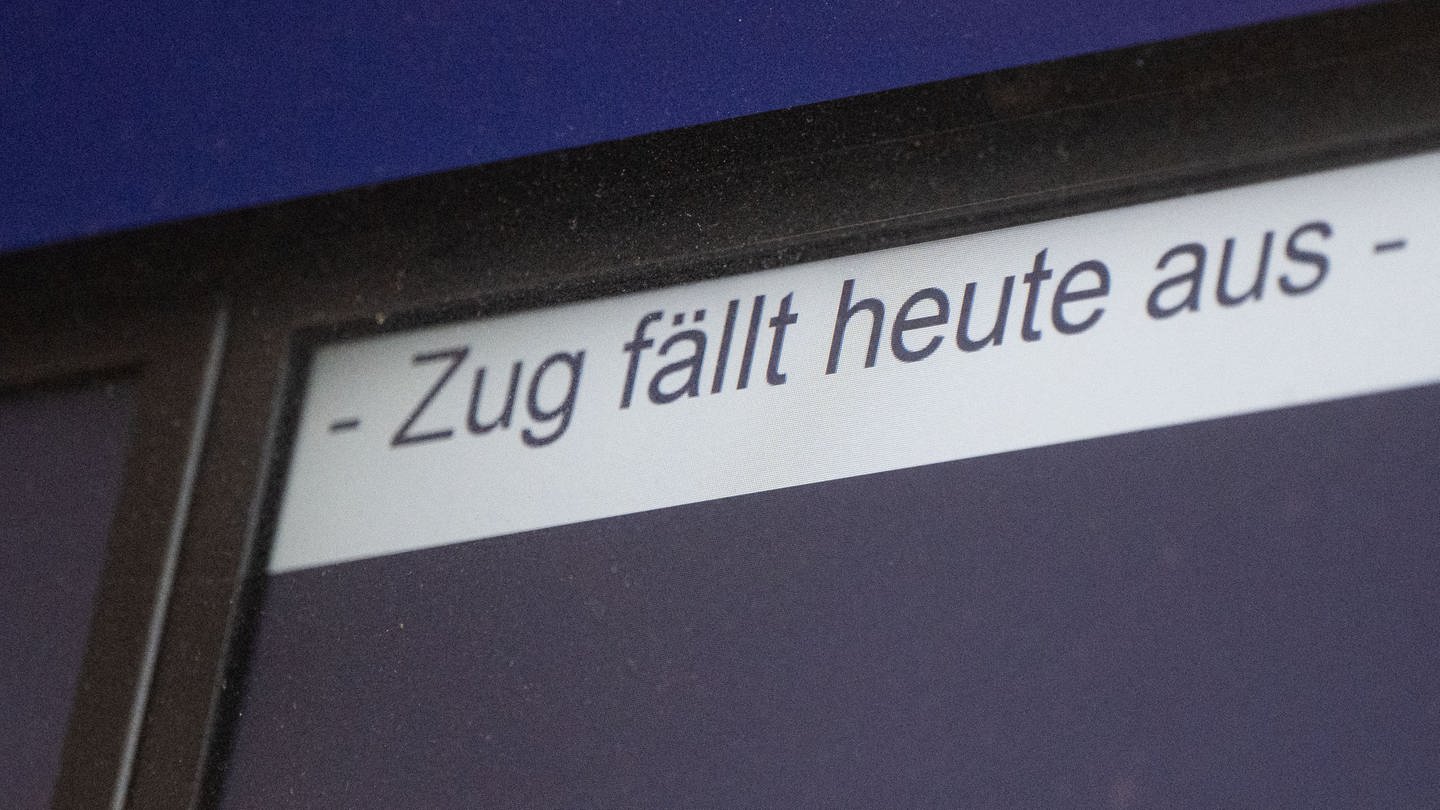 Eine Anzeige weist am Heilbronner Hauptbahnhof auf einen Zugausfall hin.