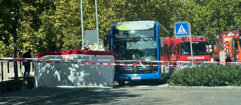 Linienbus steht in Böckingen, nachdem das Fahrzeug eine Frau erfasst hatte. (Foto: SWR)