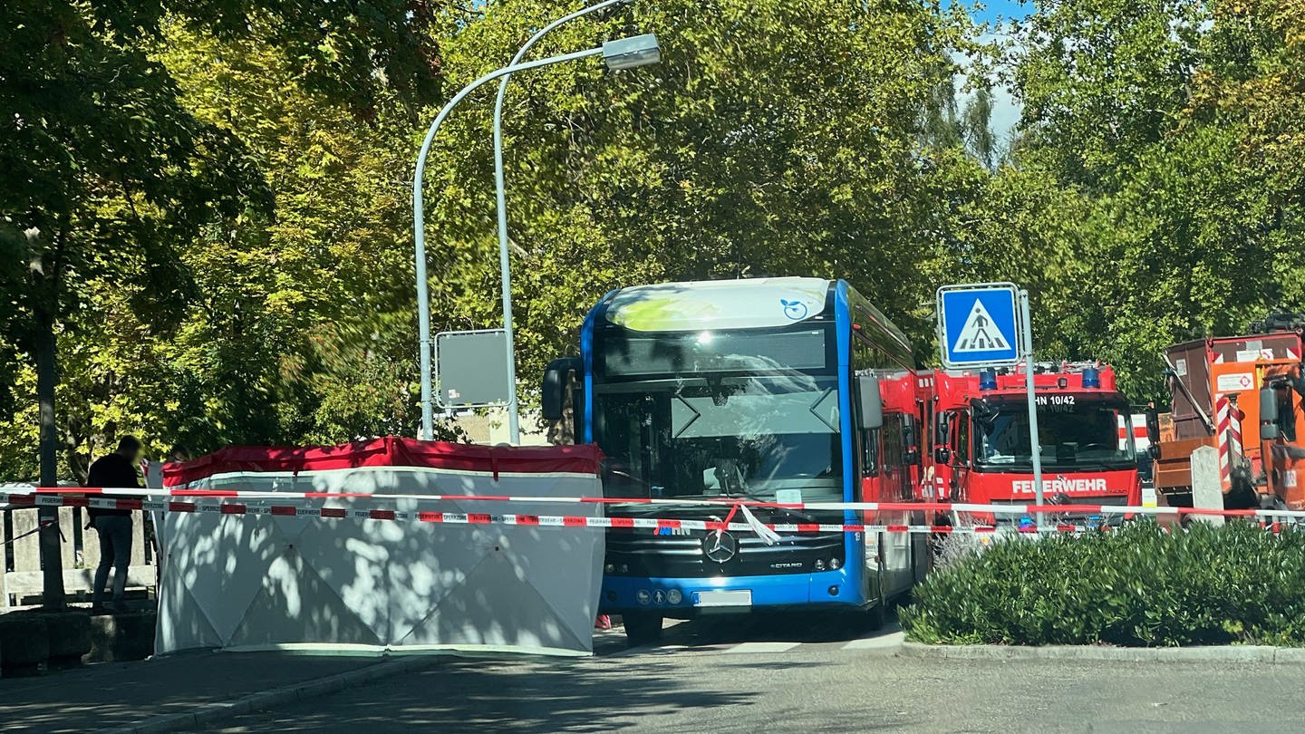 Linienbus steht in Böckingen, nachdem das Fahrzeug eine Frau erfasst hatte. (Foto: SWR)