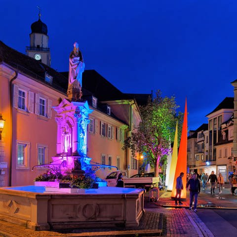 Kiliansbrunnen am Gänsmarkt in Bad Mergentheim nachts (Foto: Pressestelle, Holger Schmitt; Große Kreisstadt Bad Mergentheim )