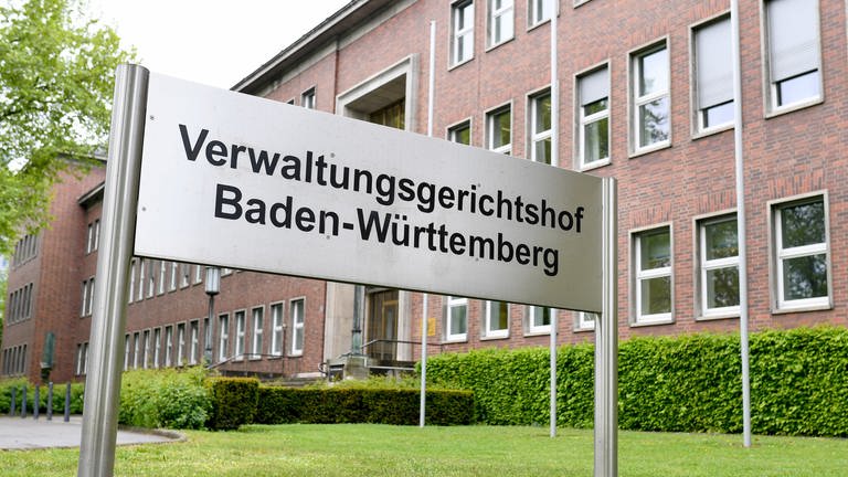 Verwaltungsgerichtshof Baden-Württemberg Schild vor Eingang (Foto: dpa Bildfunk, picture alliance/dpa | Uwe Anspach)