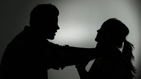 Schatten: Eine Frau wird von einem Mann gewürgt. (Foto: picture-alliance / Reportdienste, picture alliance / dpa | Jan-Philipp Strobel)