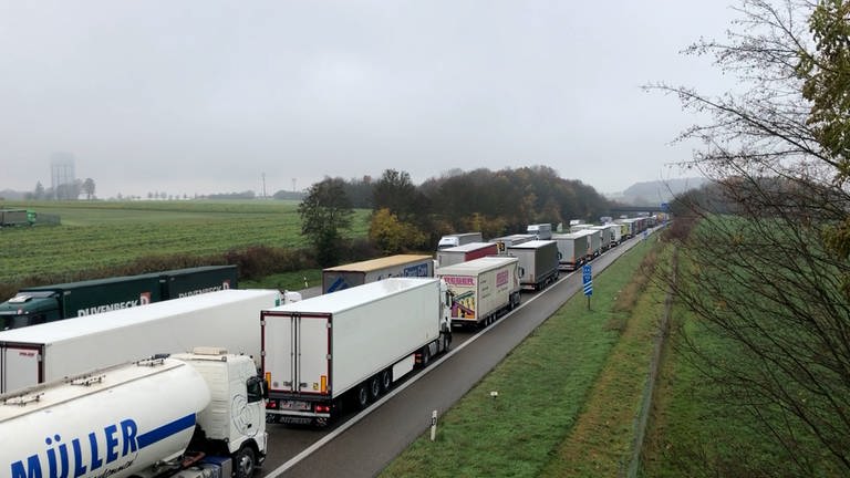 Zwischenzeitlich staute sich der Verkehr über 30 Kilometer auf der A6 nach einem Lkw-Unfall bei Öhringen (Hohenlohekreis) (Foto: SWR)