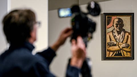 Das Gemälde "Selbstbildnis gelb-rosa" von Max Beckmann wird beim Auktionshaus Villa Grisebach angeboten. Das Werk hat den Rekordpreis von 20 Millionen Euro erzielt. (Foto: dpa Bildfunk, picture alliance/dpa; Britta Pedersen)