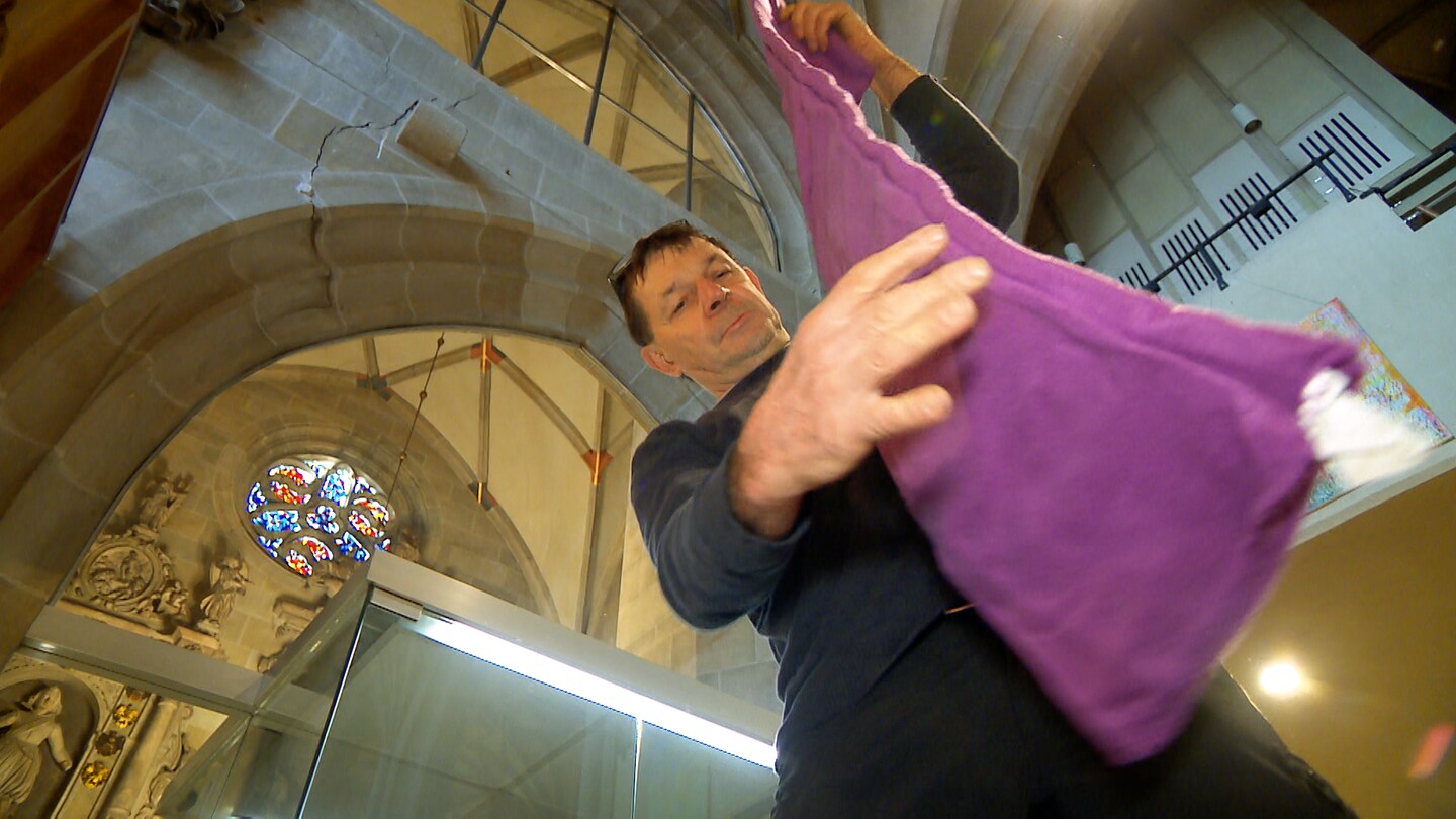 Akku-Kissen in Kirche in Wenkheim gegen die Kälte beim Beten - SWR