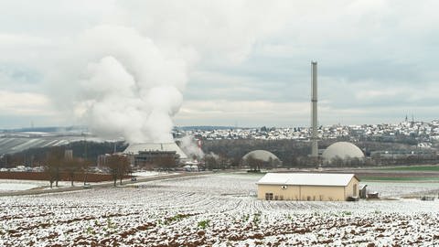 AKW Neckarwestheim im Winter mit Schnee - für den Streckbetrieb wieder am Netz (Foto: SWR, Simon Bendel)