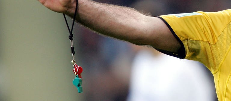  Der Schiedsrichter Uwe Kemmling hat eine rote und eine grüne Pfeife am Handgelenk. (Foto: dpa Bildfunk, picture-alliance/ dpa/dpaweb | Rolf Vennenbernd)