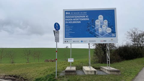 Schild am Baugelände des KI-Innovationsparks in Heilbronn-Neckargartach (Foto: SWR)
