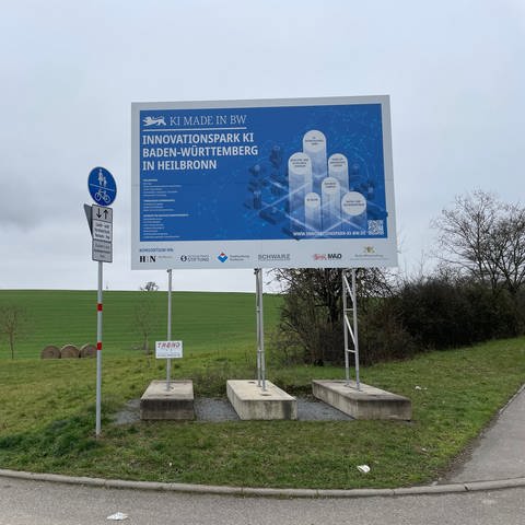 Schild am Baugelände des KI-Innovationsparks in Heilbronn-Neckargartach (Foto: SWR)