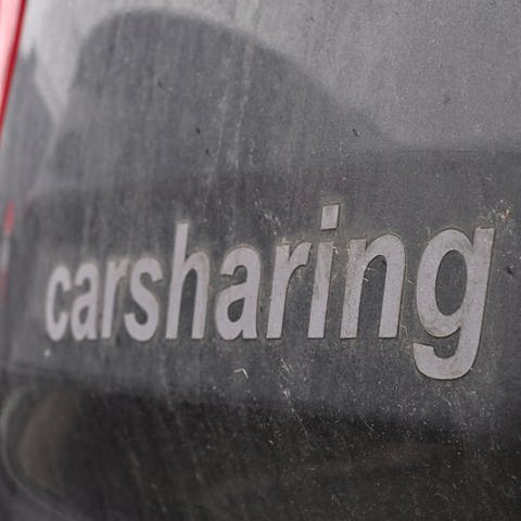 Carsharing Logo auf einem Auto  (Foto: dpa Bildfunk, picture alliance/dpa | Martin Schutt)
