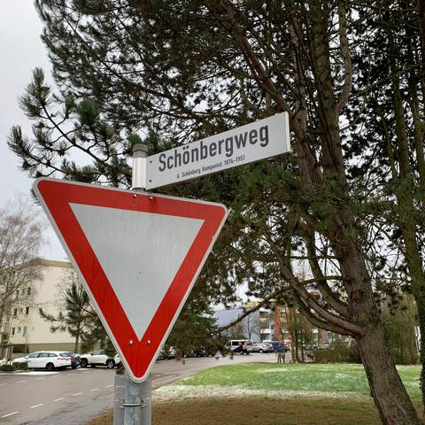 Ein Straßenschild des Schönbergwegs in Schwäbisch Hall. Hier wurde im Dezember 2022 eine getötete Seniorin gefunden. (Foto: SWR)