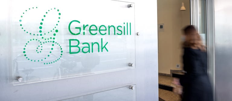 Ein Schild mit dem Firmennamen «Greensill Bank» hängt am Eingang der Bremer Privatbank.  (Foto: dpa Bildfunk, picture alliance/dpa | Sina Schuldt)