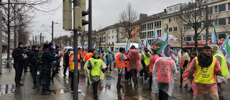 Rund 150 Demonstrierende ziehen beim langen Marsch der Kurden durch Heilbronn. (Foto: SWR)