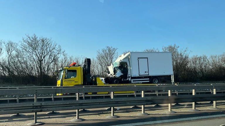 Auf der A6 hat sich am Freitagmorgen erneut ein Unfall ereignet. Ein Lieferwagen war bei Kupferzell (Hohenlohekreis) auf einen Lkw aufgefahren. Die A6 musste erneut gesperrt werden. (Foto: Holger Schirmer, privat)