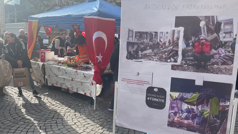 Ein Zusammenschluss verschiedener türkischer Vereine aus der Region sammelt in Heilbronn am Marktplatz Geldspenen für die Erdbebenopfer in der Türkei. (Foto: SWR)