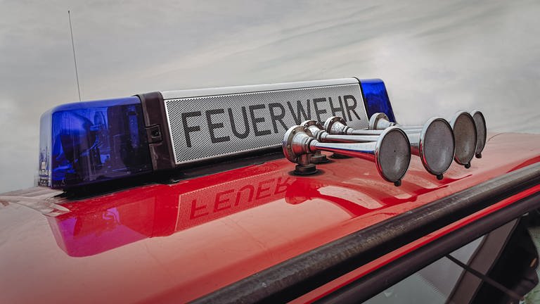 Blaulicht und Martinshorn auf einem Einsatzwagen Feuerwehr. Leichter grafischer Effekt. (Foto: SWR, Jürgen Härpfer)