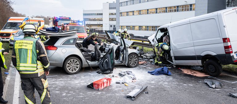 Bei dem Verkehrsunfall auf der B27 zwischen Neckarsulm und Bad Friedrichshall wurden zwei Männder schwer verletzt (Foto: 7aktuell.de | CV)