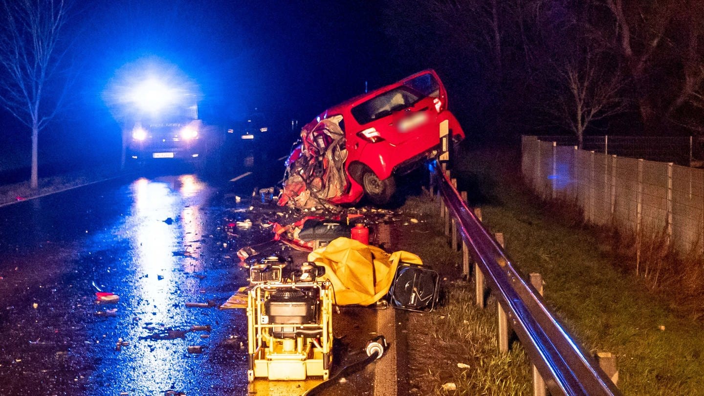Stark beschädigtes Unfall-Auto und Einsatzfahrzeug (Foto: 7aktuell.de | Alexander Hald)