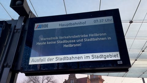Eine Anzeigetafel an einer Heilbronner Haltestelle gibt bekannt: Es wird gestreikt im Nahverkehr Heilbronn (Foto: SWR, Simon Bendel)