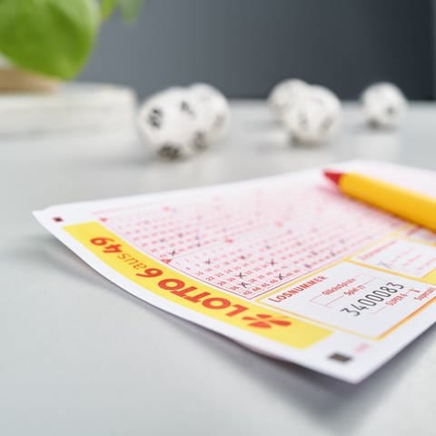 Ein ausgefüllter Lotto-Schein liegt auf einem Tisch, darauf ein Kugelschreiber. (Foto: Claus M. Morgenstern)