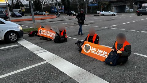 Klimaaktivisten haben am 6. Februar 2023 in Heilbronn die B27 blockiert. (Foto: SWR)