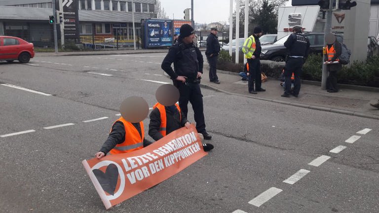 Blockade auf der B27 am 6.3.2023 (Foto: presse@letztegeneration.de)