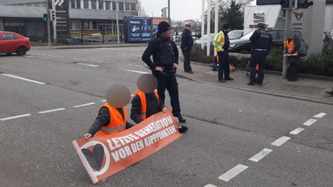 Blockade auf der B27 am 6.3.2023 (Foto: presse@letztegeneration.de)