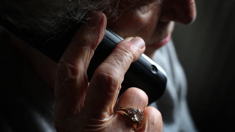 Seniorin am Telefon (Foto: picture-alliance / Reportdienste, dpa Bildfunk, telefonbetrug-schockanruf-senior-am-telefon)