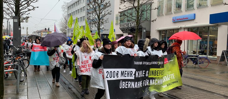 In Heilbronn streikt am Mittwoch der öffentliche Dienst. Auf dem Kiliansplatz gab es am Vormittag eine Kundgebung der Gewerkschaft ver.di. (Foto: SWR)