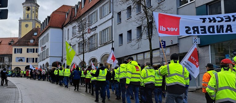 Die Streikenden kamen auf dem Crailsheimer Marktplatz zu einer Kundgebung zusammen (Foto: Pressestelle, ver.di Heilbronn-Neckar-Franken)