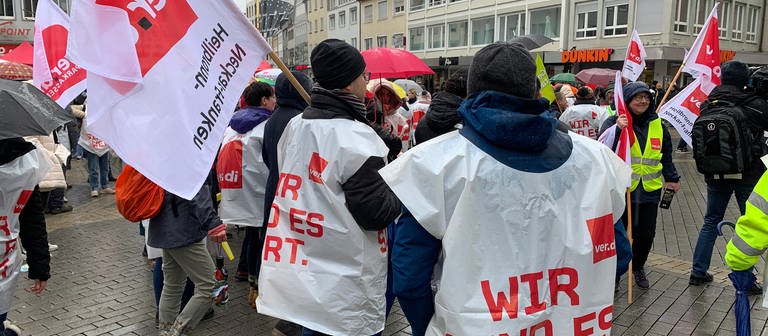 In Heilbronn streikt am Mittwoch der öffentliche Dienst. Auf dem kiliansplatz gab es am Vormittag eine Kundgebung der Gewerkschaft Ver.di. (Foto: SWR)