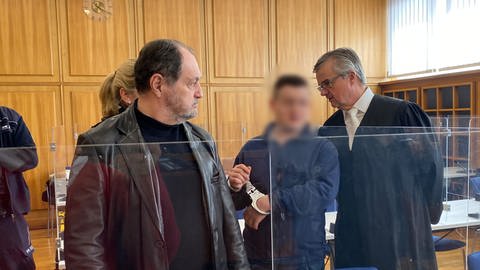 Prozess wegen Mordes in Künzelsau. Angeklagter in Handschellen. (Foto: SWR)