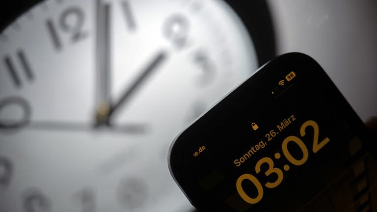 In der Nacht auf SOnntag wird die Uhr auf die Sommerzeit umgestellt. (Symbolbild) (Foto: dpa Bildfunk, picture alliance/dpa | Sebastian Gollnow)