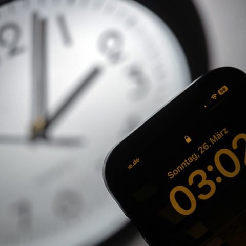 In der Nacht auf SOnntag wird die Uhr auf die Sommerzeit umgestellt. (Symbolbild) (Foto: dpa Bildfunk, picture alliance/dpa | Sebastian Gollnow)