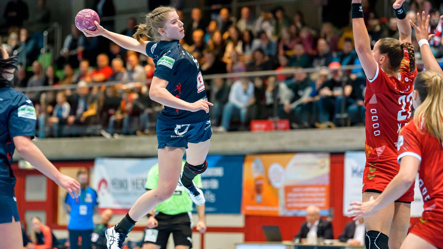 Handballerin beim Wurf (Foto: IMAGO)