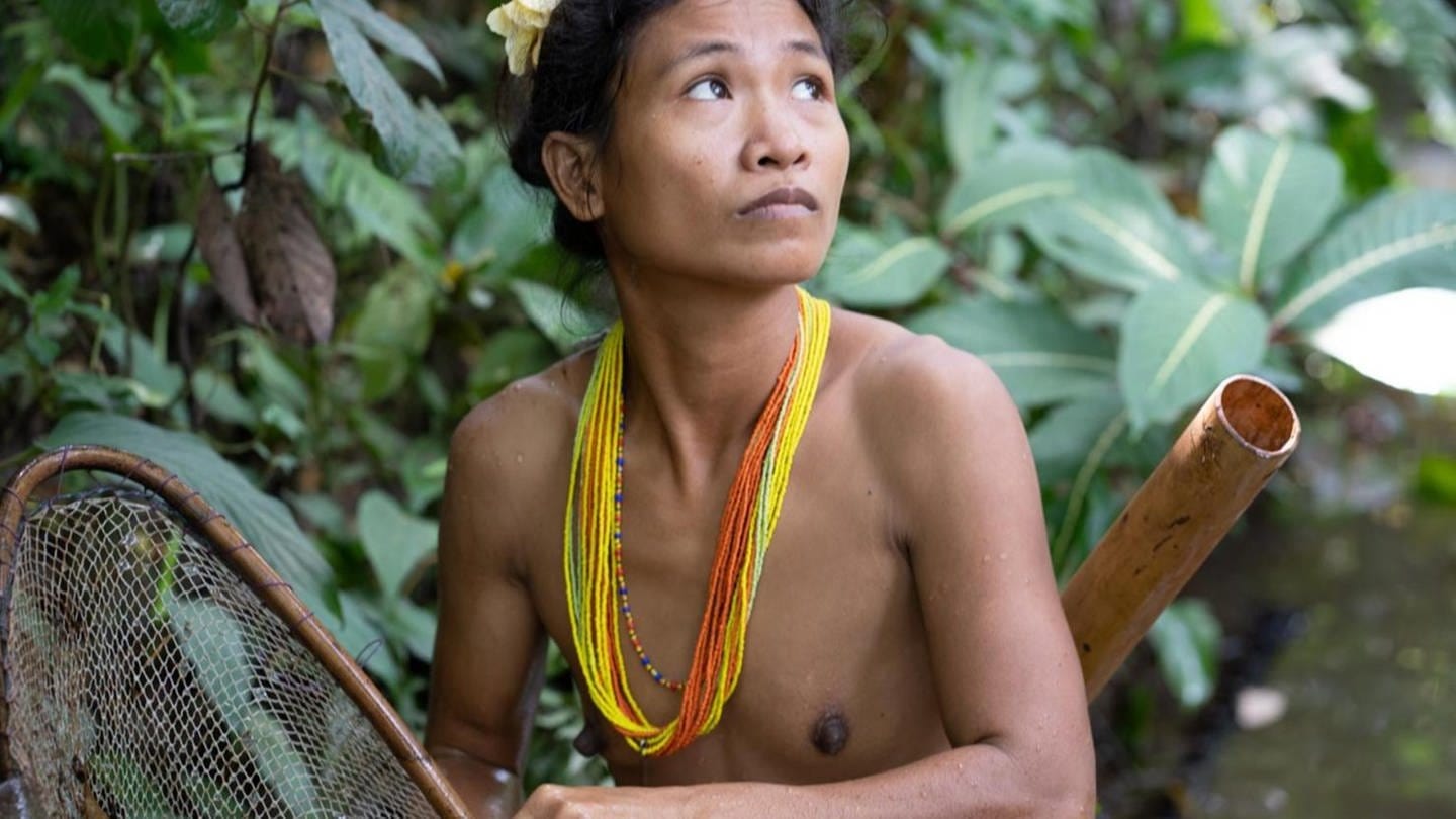 Einer der letzten Ureinwohner des kleinen Archipels Mentawai südlich von Sumatra in Indonesien (Foto: Joo Peter)