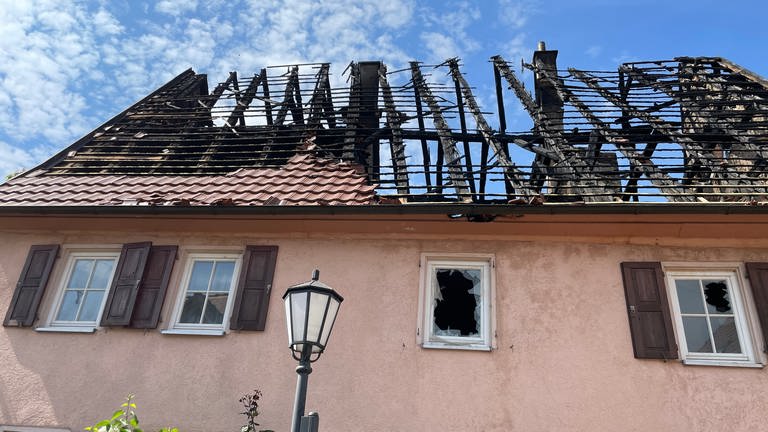 Eine denkmalgeschützte Scheune und ein angrenzendes Wohnhaus in Bad Friedrichshall-Duttenberg sind nach einem Brand am 12. Mai 2023 vollständig ausgebrannt (Foto: SWR)
