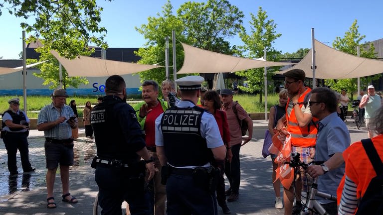 Polizei löst unangemeldete Versammlung der Letzten Generation in Heilbronn auf (Foto: SWR)