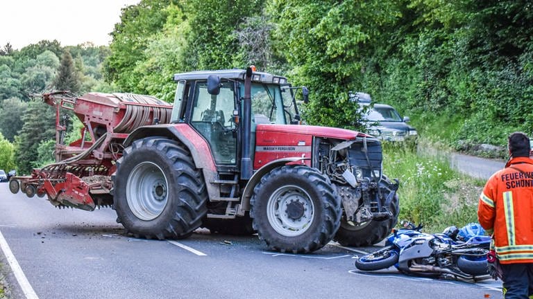 Zwischen Oberkessach und Unterkessach starb Ein Motorradfahrer beim Zusammenstoß mit einem Traktor (Foto: onw-images / Lion Metzger)