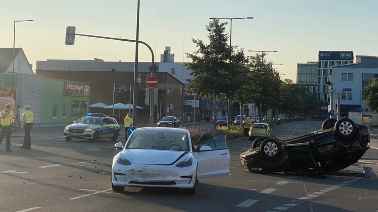 Unfall mit 3 Autos in der Gottlieb-Daimler-Straße in Heilbronn (Foto: SWR)