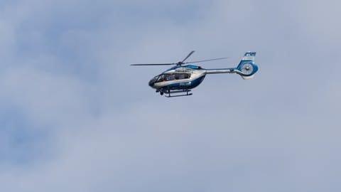 Ein Hubschrauber der Polizei im Flug (Foto: SWR, Jürgen Härpfer)