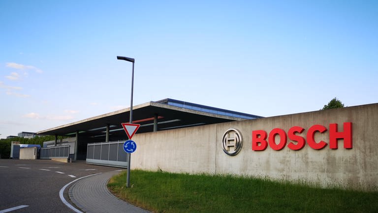 Bosch in Abstatt. Eingangsbereich zum Werksgelände und Logo. (Foto: SWR, Jürgen Härpfer)