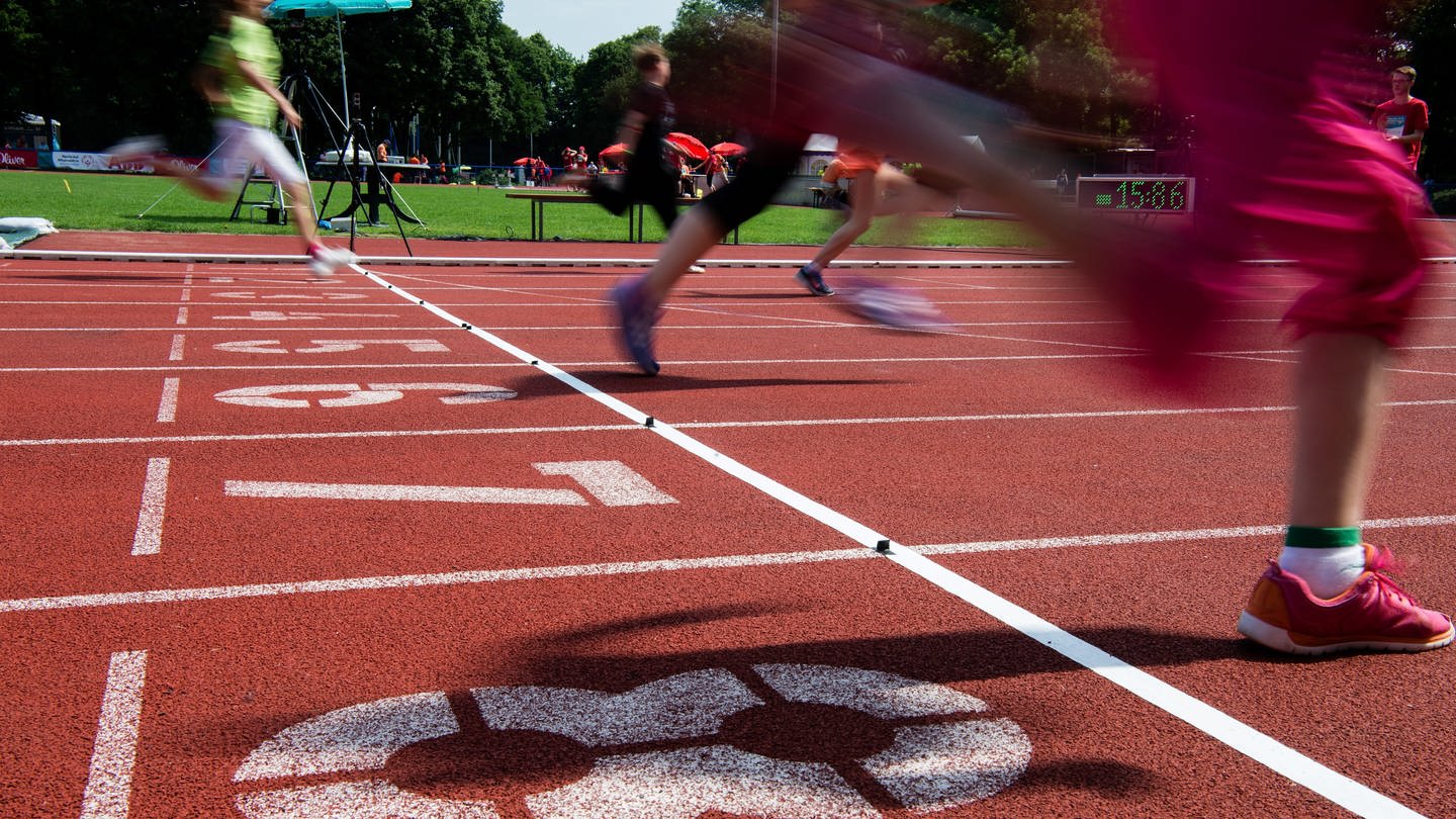 Läuferinnen kommen am 07.06.2016 in Hannover (Niedersachsen) bei den Special Olympics Deutschland beim 100 Meter Lauf der Frauen ins Ziel. (Foto: dpa Bildfunk, dpa | Sebastian Gollnow)