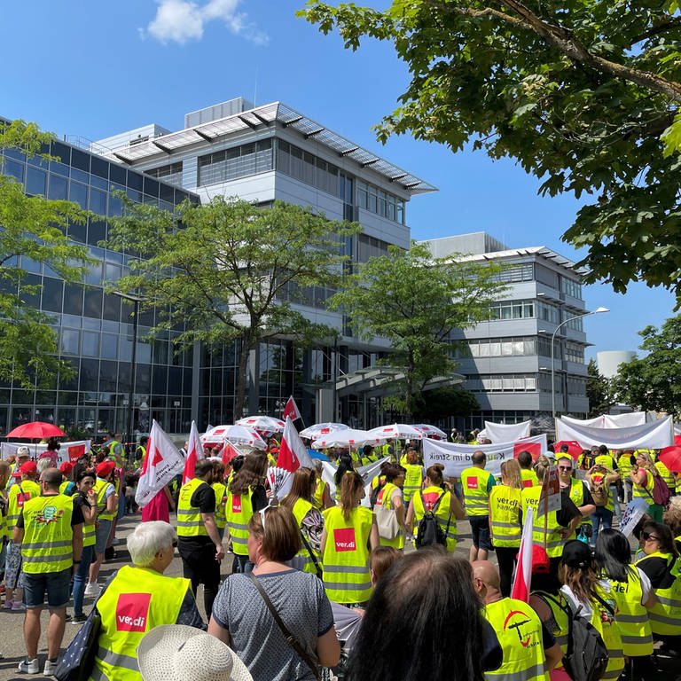 Am Freitag hat ver.di bei Kaufland zum Streik aufgerufen. Vor der Kaufland-Zentrale in Neckarsulm (Kreis Heilbronn) fand eine Kundgebung statt. (Foto: SWR, Raphael Moos)