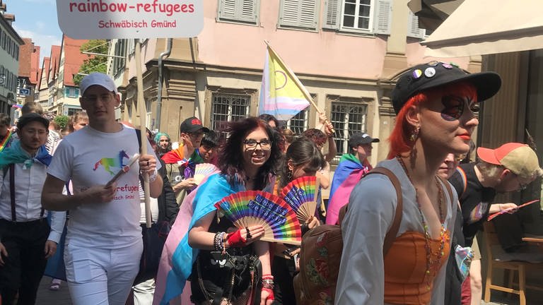 Queere und Unterstützer laufen beim Christopher Street Day bunt gekleidet durch die engen Gassen Schwäbisch Halls. (Foto: SWR)
